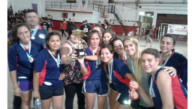 PREMIO. Las chicas de Muni fueron subcampeonas en la Liga de San Miguel..