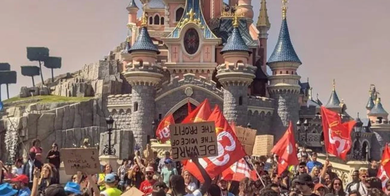 En Disneyland París trabajadores tomaron el castillo de la Bella Durmiente. Foto. Forbes..webp