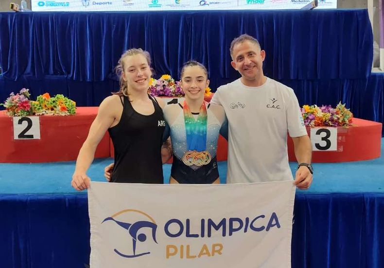 Delegación Pilar en el Sudamnericano: Ange Bottazzini, Julieta Lucas con las medallas y Guillermo Echeveste.