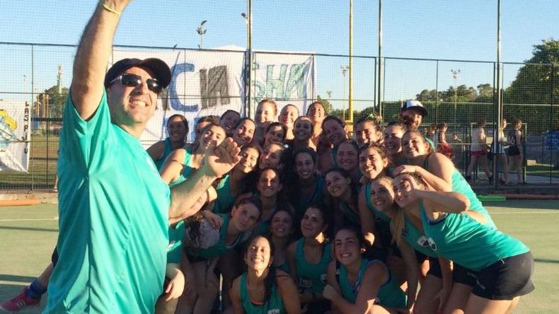 La selfie del ascenso. Hebraica, a puro festejo en GEBA..