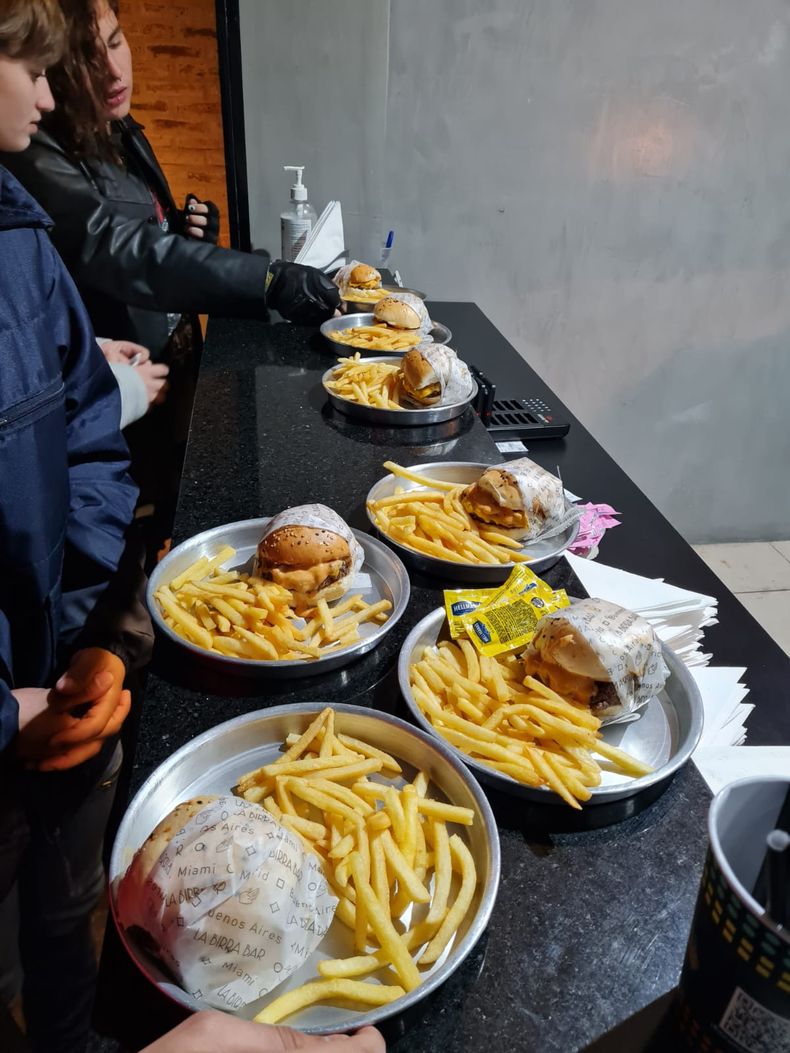 La Birra Bar vendió 200 hamburguesas a $1 ayer en su local de Pilar.