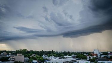 Así llovía sobre Pilar esta mañana. Foto de Diego Kuiper..