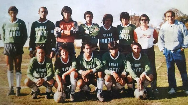 CAMPEONES DEL 86. Arriba: Rodolfo Peralta, José Topo Pérez, Pera Galeano, Satanás García, Chirola García, Pedro Palavecino. Lucas Laucha (AC) y Nuri Aguilera (DT). Abajo: Pichi Caparroz, Miguel Coronel, Catunga Bello, El Oreja Obregón y Pato Coronel. .