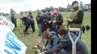 (Noelia Venier). PROTESTA PACÍFICA. Vecinos, artistas y ONG plantaron flores frente al Memorial..