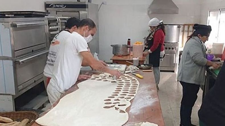 MANOS EN LA MASA. Los voluntarios, en plena tarea..