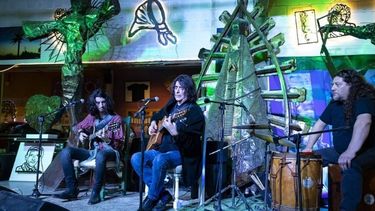 Salinas estuvo acompañado de su hijo Juan y el percusionista Alejandro Tula.
