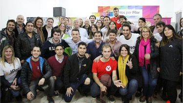 VAMOS LOS PIBES. Funcionarios mezclados con jóvenes de Cambiemos..
