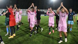 CONFIADOS. Los jugadores saludan tras la gran victoria ante Liniers.