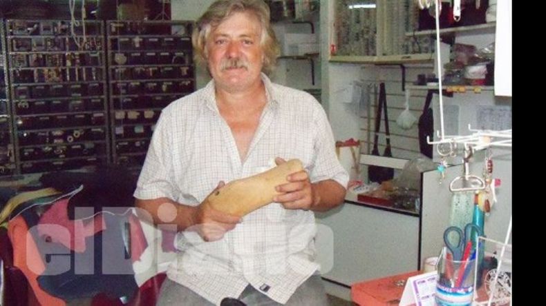 Juan Manuel Basabez, en “El Rápido”, su local del centro de Pilar..