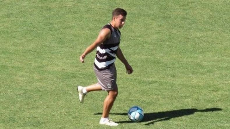 ¿A LA CANCHA? Leonardo Díaz espera su chance de ser titular. FOTO. PRENSA REAL PILAR. .