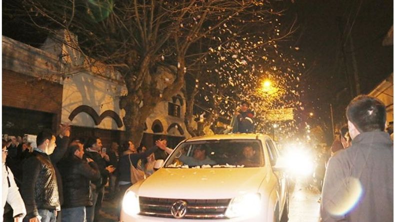 EN LA CALLE. Papelitos y murga, anoche, frente el bunker de Cambiemos..