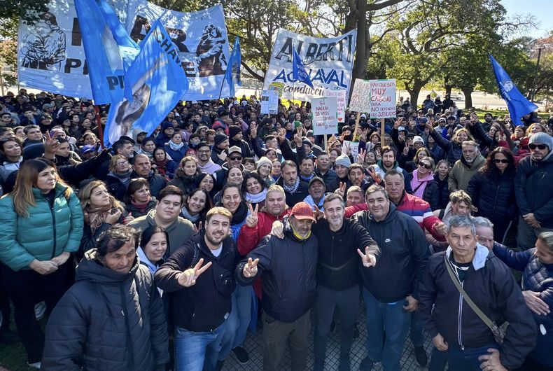 Federico Achával junto a militantes pilarenses en CABA, antes de participar del acto en Plaza de Mayo.