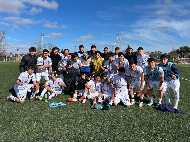 PLANTEL. La Tercera de Real Pilar sumó fuerte en su debut del Clausura.