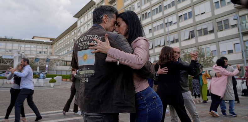 Un tango para Francisco en la puerta del Hospital Gemelli. (AFP)..jpg