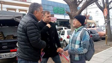 SEDUCCIÓN. Pitrola dialogó con vecinos, ayer, en la plaza..