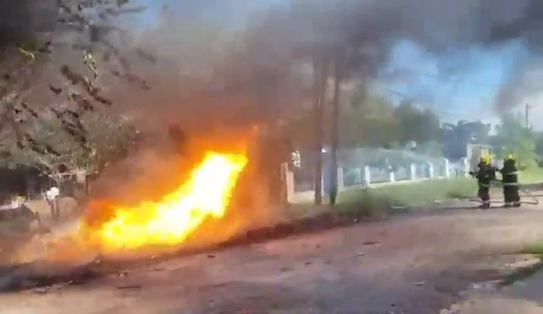 Los bomberos de Villla Rosa combaten el fuego.