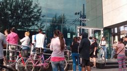 FILA. La puerta del Banco Provincia de Presidente Derqui..