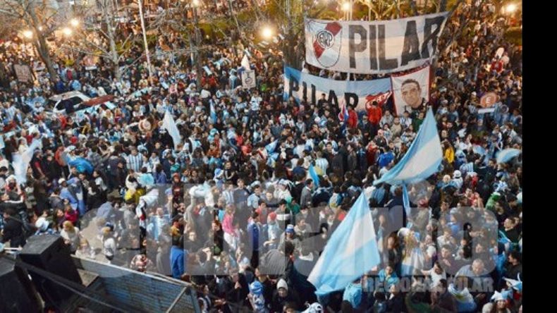 (Fredy Caballero). Casi 10.000 personas festejaron en la plaza de Pilar el triunfo de la selección. Quieren repetir el domingo..