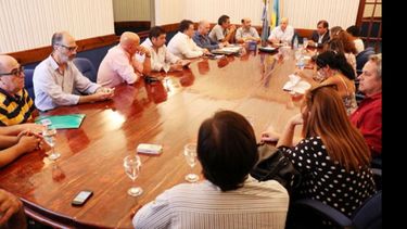 SILENCIO. El acuerdo se firmó en una mesa amplia, pero no informó el detalle..