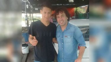 ¿Me lavás el auto, campeón? Gonzalo Rodríguez, que siempre será identificado como “Gonzalito de CQC”, vive en la zona, por eso no es casual para muchos vecinos encontrarlo comiendo algo en el restaurant Tinto y Soda, o caminando por algún shopping de la zona junto a sus hijos. En esta oportunidad, quien se lo cruzó fue el vecino Germán Ríos, que trabaja en el lavadero Simona, del centro de Pilar, y quien fue el encargado de dejarle el auto pipí cucú..