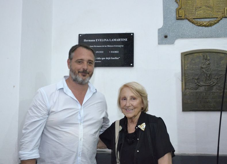 El secretario de Gobierno, Santiago Laurent, junto a la médica Mirta Ortega Sanz. impulsora del homenaje e Evelyn.&nbsp;