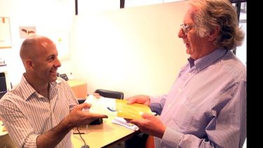 ENCUENTRO. Cytrynblum entregó a Ducoté la carpeta con los proyectos..