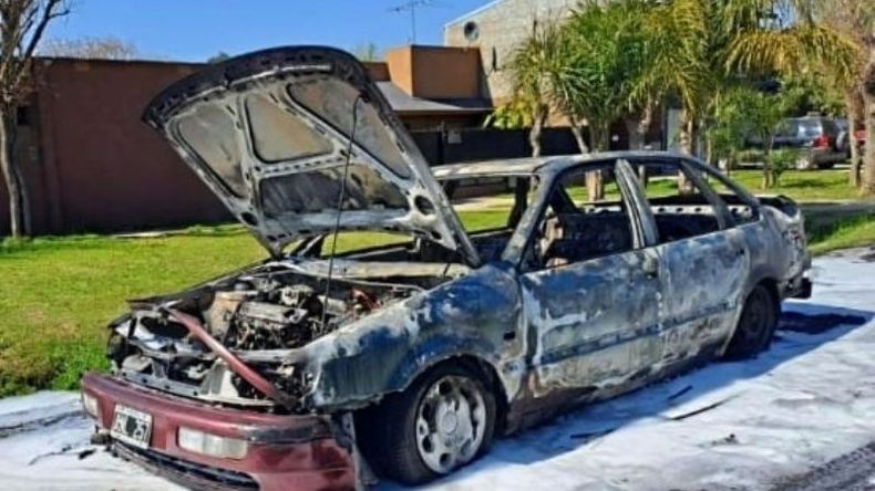 El exhibicionista fue abordado por los vecinos que le incendiaron el auto. Foto @juancaimpacto.