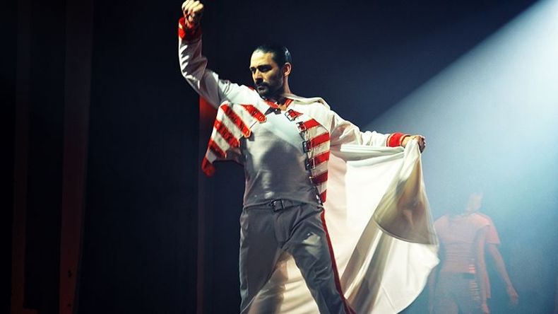 FREDY POR PIQUÍN. “El show debe continuar” llega el 12 de marzo. .