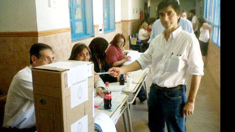 Gabriel Lagomarsino, primer hombre del Frente Progresista Cívico y Social, votando en la escuela 4 de Villa Verde..
