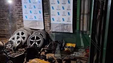 Algunas de las autopartes recuperadas en Grand Bourg.