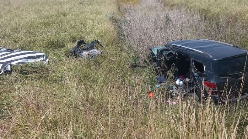 IMPACTO. El vehículo en el que viajaba la familia pilarense terminó al costado de la ruta..