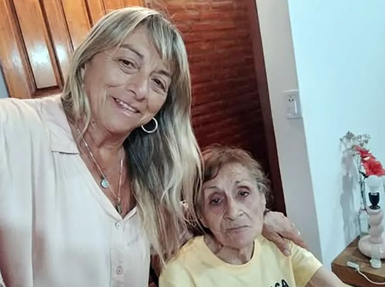 La funcionaria escobarense Miriam Pierotti junto a su madre, Sasa Sosa, v&iacute;ctima del brutal asalto.