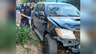 HUELLAS. La camioneta primero embistió a un auto y luego una columna de luz..