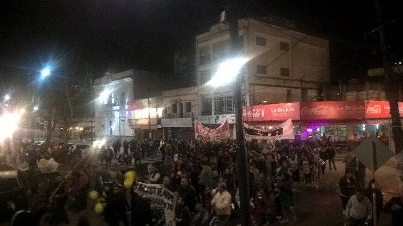 Los manifestantes dan la vuelta a la plaza de Pilar. .