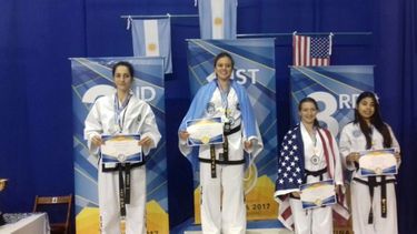 PODIO. Analuz Rivarola (2ª desde izq.) se llevó 2 medallas de oro..