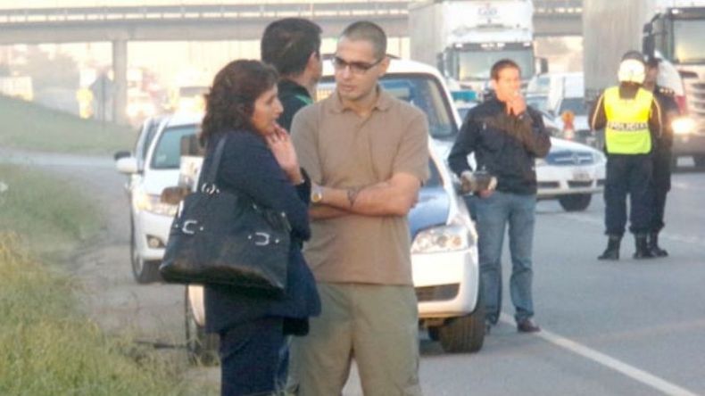 García habla con Catalina, viuda de Rodas, durante la reconstrucción en 2014..