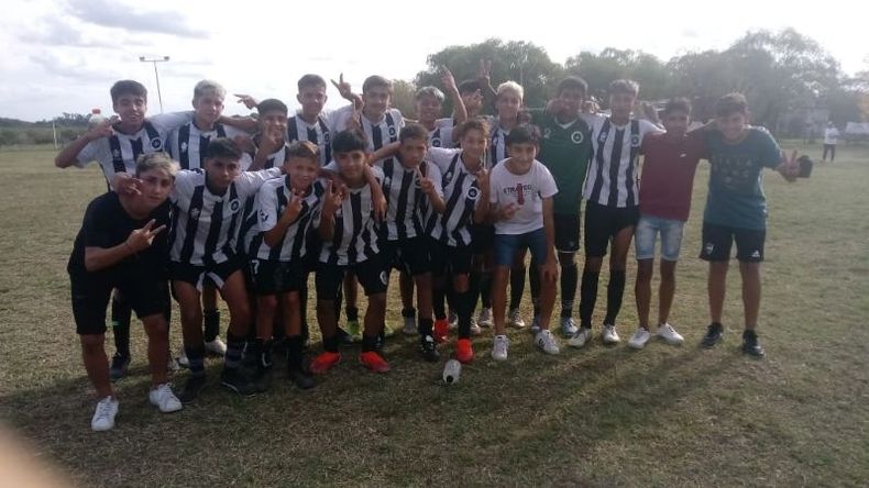 El plantel de la Novena del Monarca, que jugó ante Dock Sud..