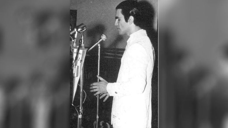 Leonardo Favio canta sobre el escenario del Club Atlético, en la segunda mitad de la década del 60. Del micrófono cuelga el banderín de la institución..