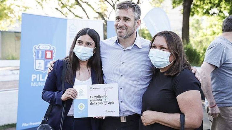 SUEÑO. Achával junto a dos vecinas de Pilar que recibieron su crédito..