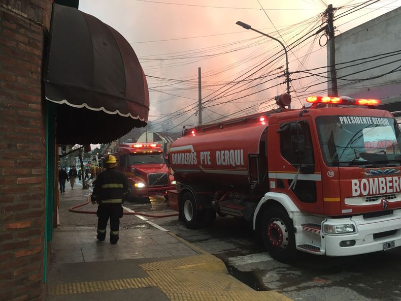 El incendio afectó al menos a dos locales de la calle Rivadavia y se desconocen las causas que lo originaron.&nbsp;