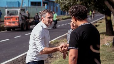 BARRIO LA PILARICA. Durante la recorrida, Achával dialogó con los vecinos.