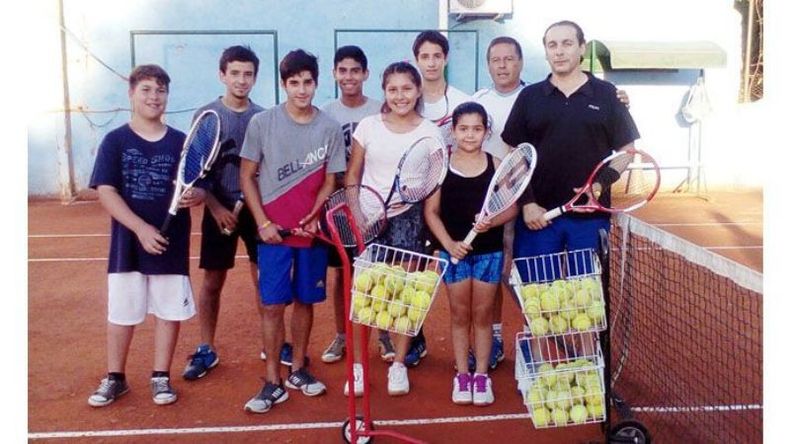 ESCUELA. Aguirre (2º der.) con parte de sus alumnos que comenzarán a competir este año..