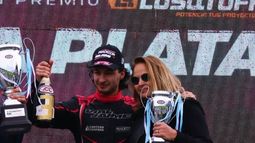 PODIO. Jaime festejó su podio junto a su mamá.