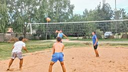 La Escuela Municial ya disfruta del Beach Vóley en el Poli.