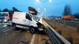 El conductor de la camioneta murió en el acto..