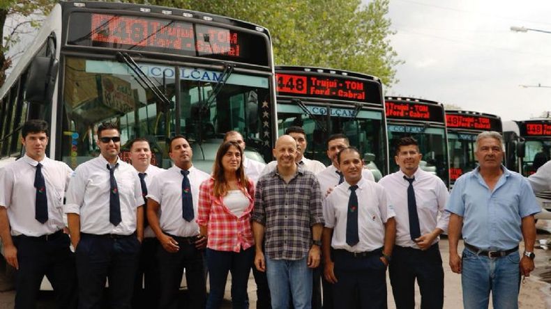 EN FILA. Ducoté junto a los choferes de la línea..