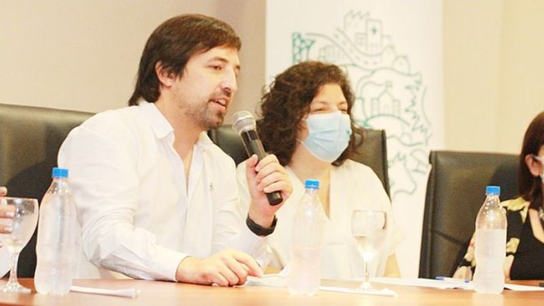 MENSAJE. Vizzotti y Kreplak volvieron a mostrarse con barbijos en lugares cerrados..