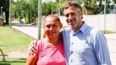 CON LA GENTE. Achával dialogó con los vecinos a lo largo de la recorrida.