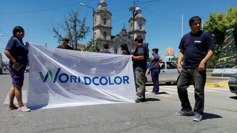 Los trabajadores de la cooperativa se manifestaron frente al municipio. .