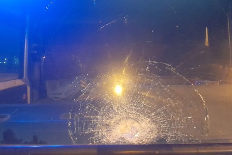 El camión terminó dañado por el ataque de los tira piedras en el ramal Campana de Panamericana.